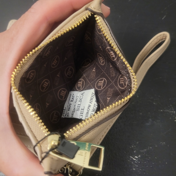 London Fog NWT Perth Bifold Wristlet - Picture 3 of 4